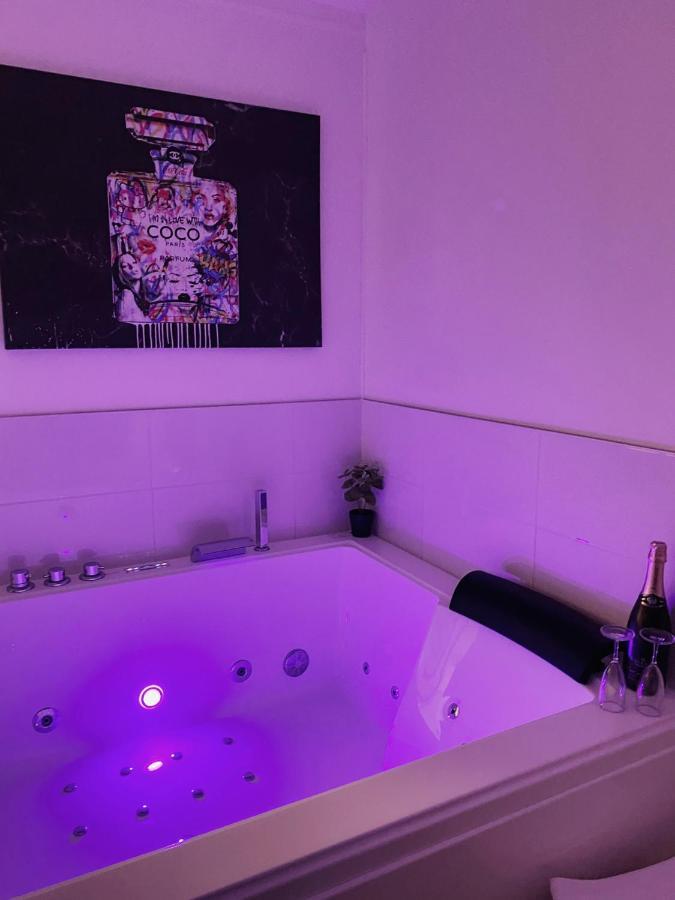 L'AppartE Black Superbe Appartement Pop ! Besancon Ngoại thất bức ảnh